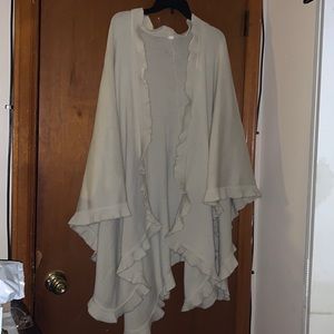 Beautiful Beige Shawl. OS size but fits L n XL perfectly.